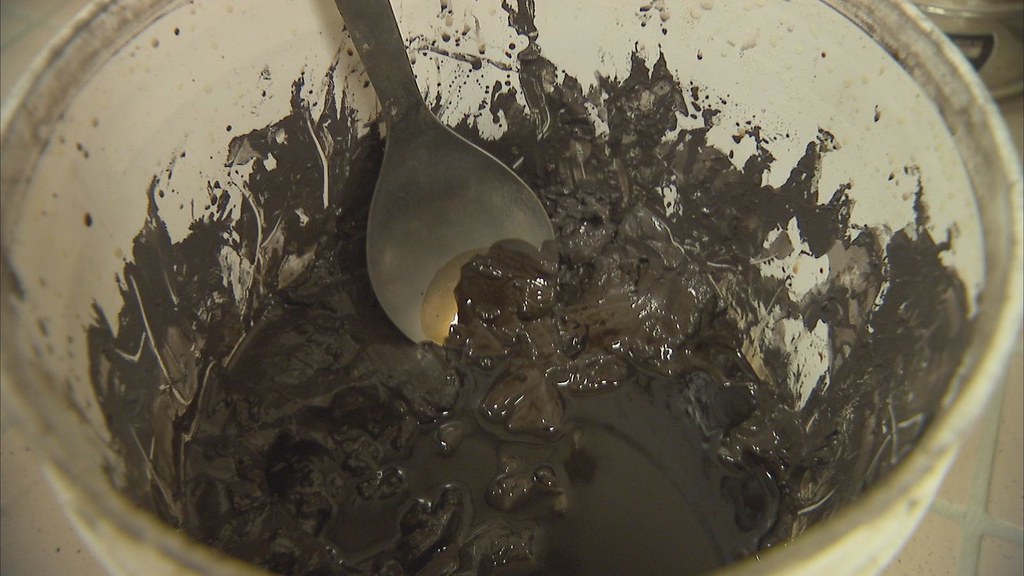 929-1-14切割過程需要用到切削油和碳化矽粉，切割後的廢油如果沒處理，混合剩餘矽泥，就成了泥漿一樣的醬料，難以處理。