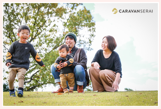 昭和の森（愛知県豊田市）で家族写真のロケーション撮影　年賀状にも使えます！　公園・森でカジュアルな服装　自然でリラックスした表情