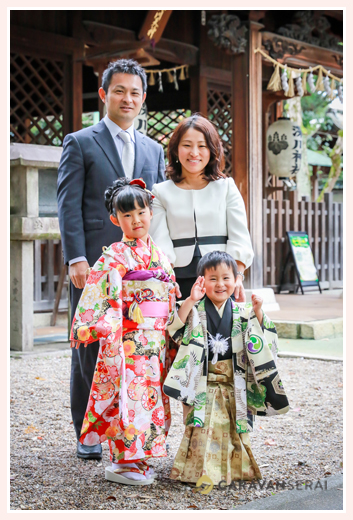 愛知県瀬戸市の深川神社で兄弟揃って七五三詣り　フォトスタジオとは違う自然でおしゃれなロケーション撮影　
