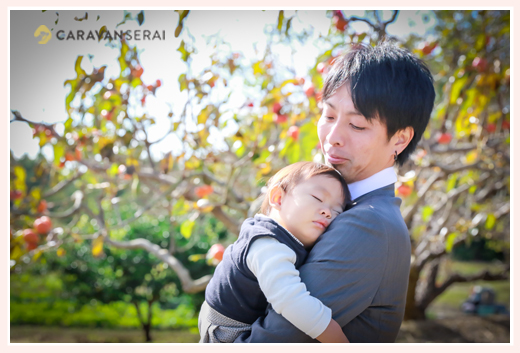 自宅近くの柿畑（愛知県豊田市）で家族写真のロケーション撮影　年賀状にも使えます！　自然でリラックスした表情