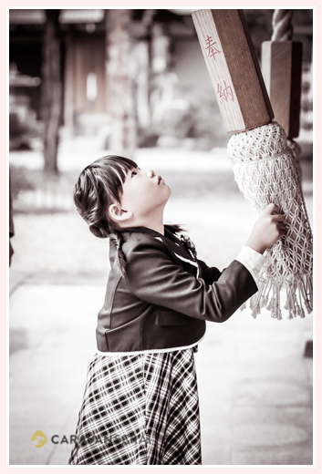 七五三の前撮り写真を渋川神社とどうだん亭（愛知県尾張旭市）でロケーション撮影　7才と5才の女の子(姉妹）の自然でオシャレな着物・ドレス姿