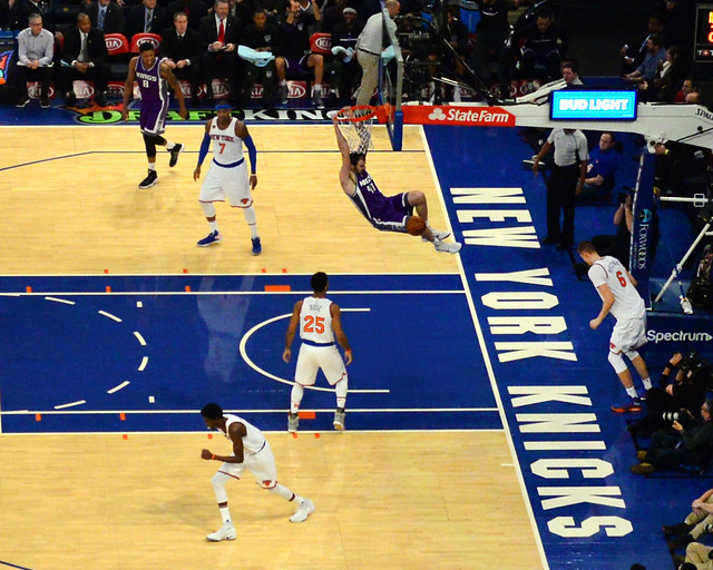 Momento de un mate de Sacramento Kings en el Madison Square Garden de Nueva York