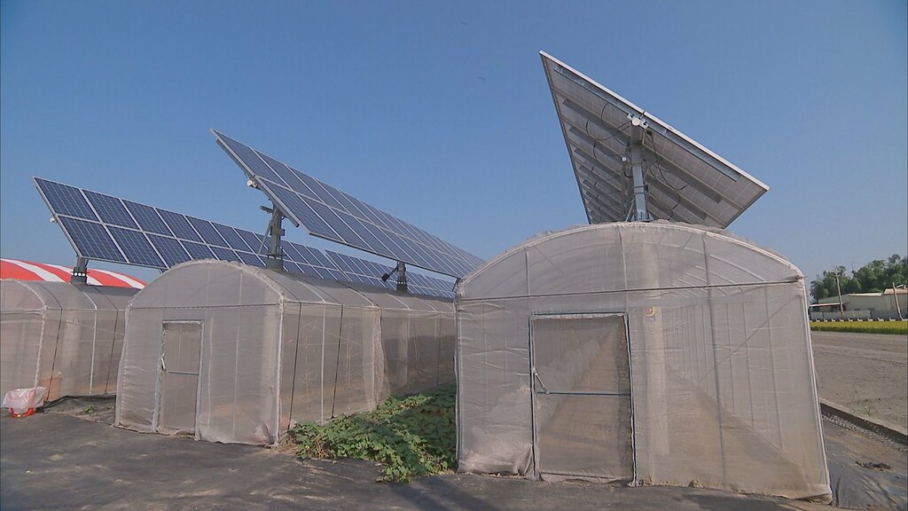931-2-232017年6月，農委會公布新的審查辦法，營農型光電設施太陽能板的遮蔽率，最多只能達40％。