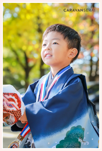 挙母神社（愛知県豊田市）で5才の男の子の七五三まいり写真のロケーション撮影　服装は紋付き袴　自然でリラックスした表情