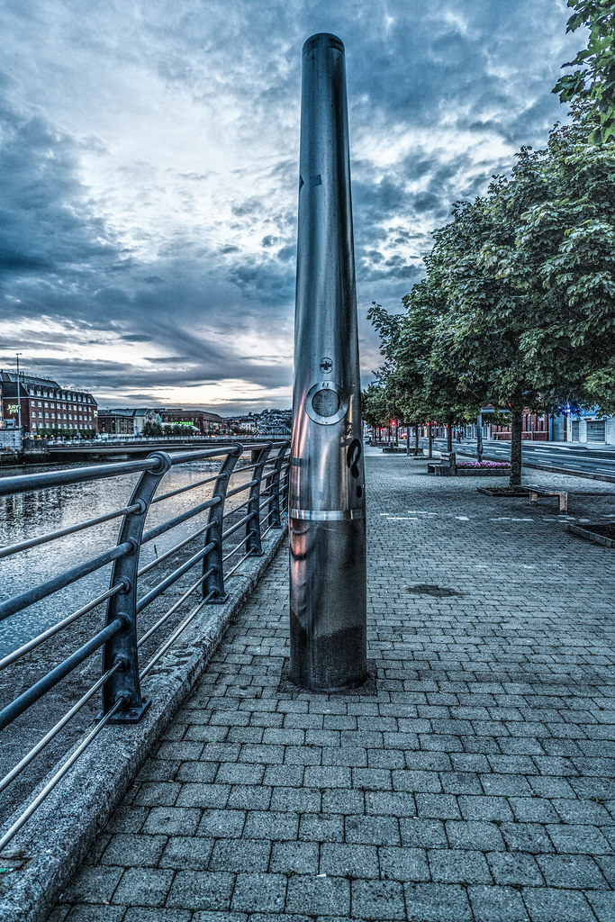 THE LISTENING POST MONUMENT ON PENROSE QUAY 003