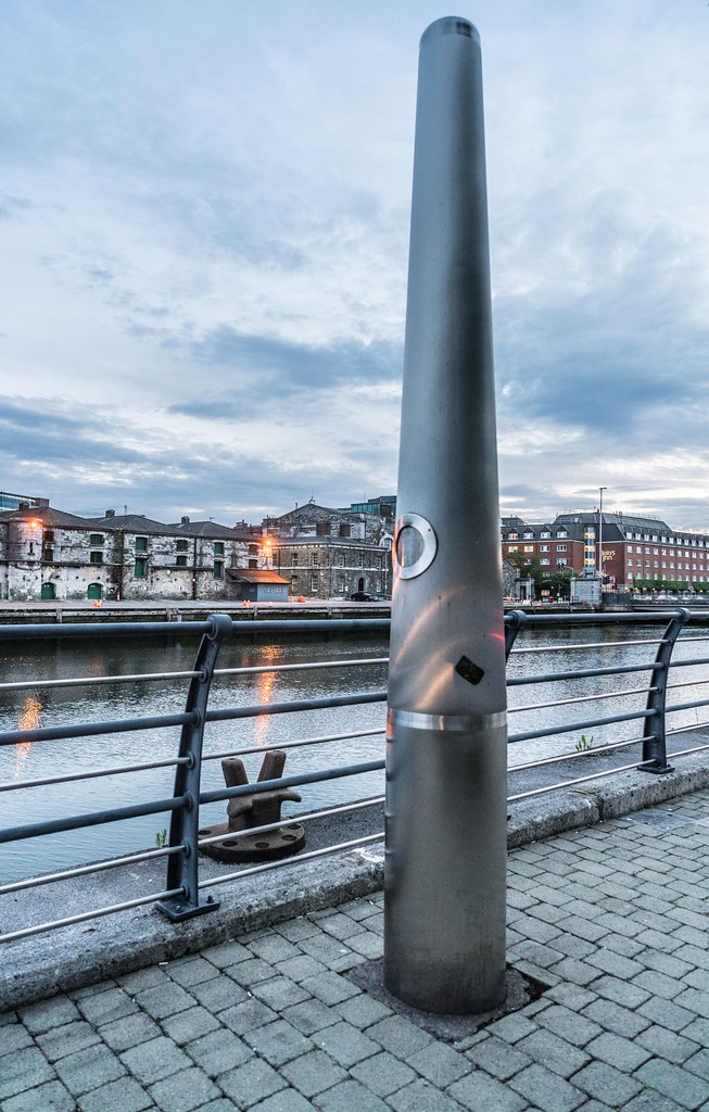 THE LISTENING POST MONUMENT ON PENROSE QUAY 001
