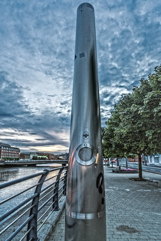 THE LISTENING POST MONUMENT ON PENROSE QUAY 002