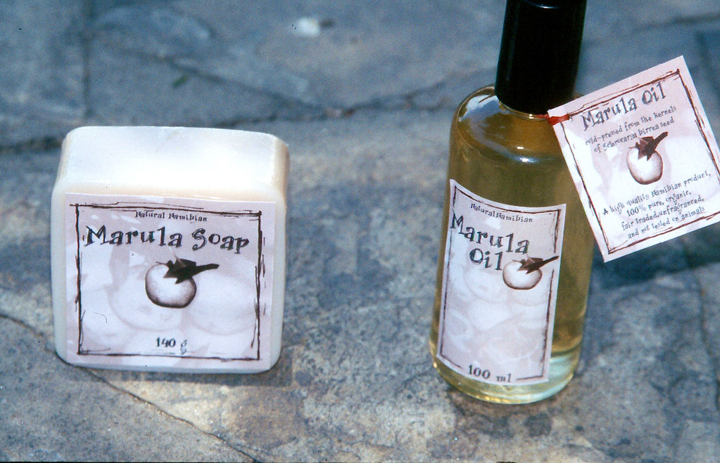 利用馬魯拉油製作出來的肥皂與保養品。圖片來源：Sheona Shackleton, CIFOR (CC BY-NC-ND 2.0)。
