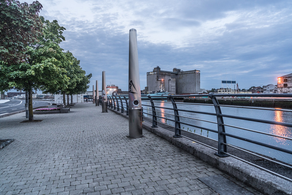 THE LISTENING POST MONUMENT ON PENROSE QUAY 004