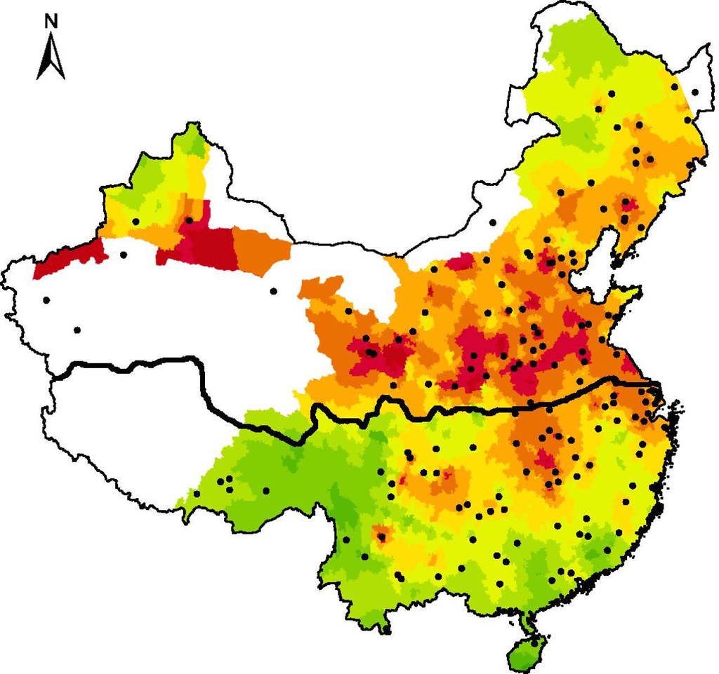 以秦嶺淮河一線作為分野的中國供暖政策及PM10濃度的差異，其中綠色、黃色和紅色分別表示低、中、高水平的PM10。圖片經本報編輯，來源：Ebenstein, Avraham, et al.?