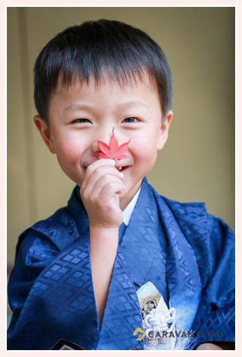 六所神社（愛知県岡崎市）で七五三写真の出張撮影　5才の男の子の和装（羽織袴）の自然な姿をロケーション撮影