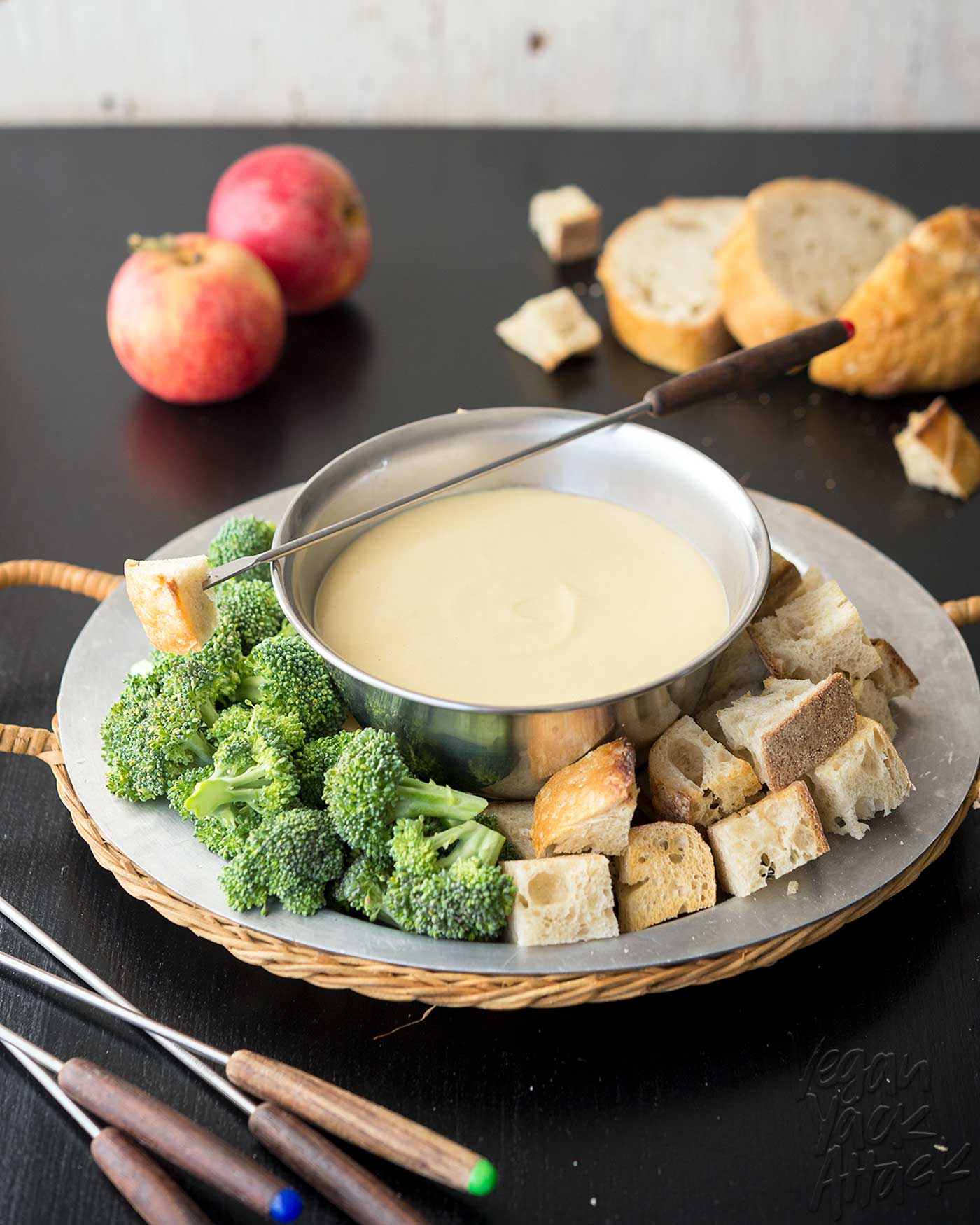 White bean beer fondue makes for a fun appetizer to be shared among friends, whether for a dinner party or a game night! This creamy, low-fat, fondue is a delicious crowd-pleaser, especially with its beer-tinged aroma. #veganbowlattack #vegan #soyfree #dairyfree #appetizer