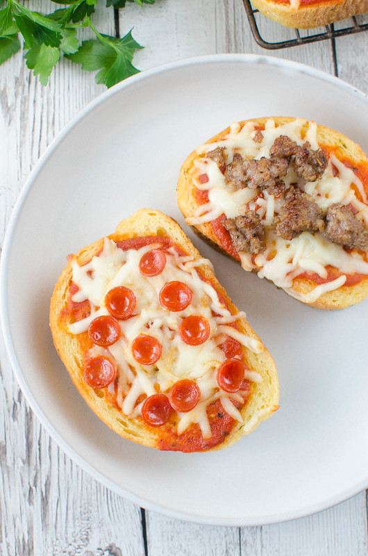 Texas Toast Pizza - quick and easy way to to do pizza night! Garlic Texas toast with pizza sauce, cheese, and the toppings you love! Ready in 10 minutes!