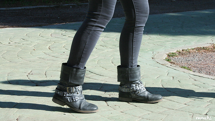 botas moteras de piel en color gris