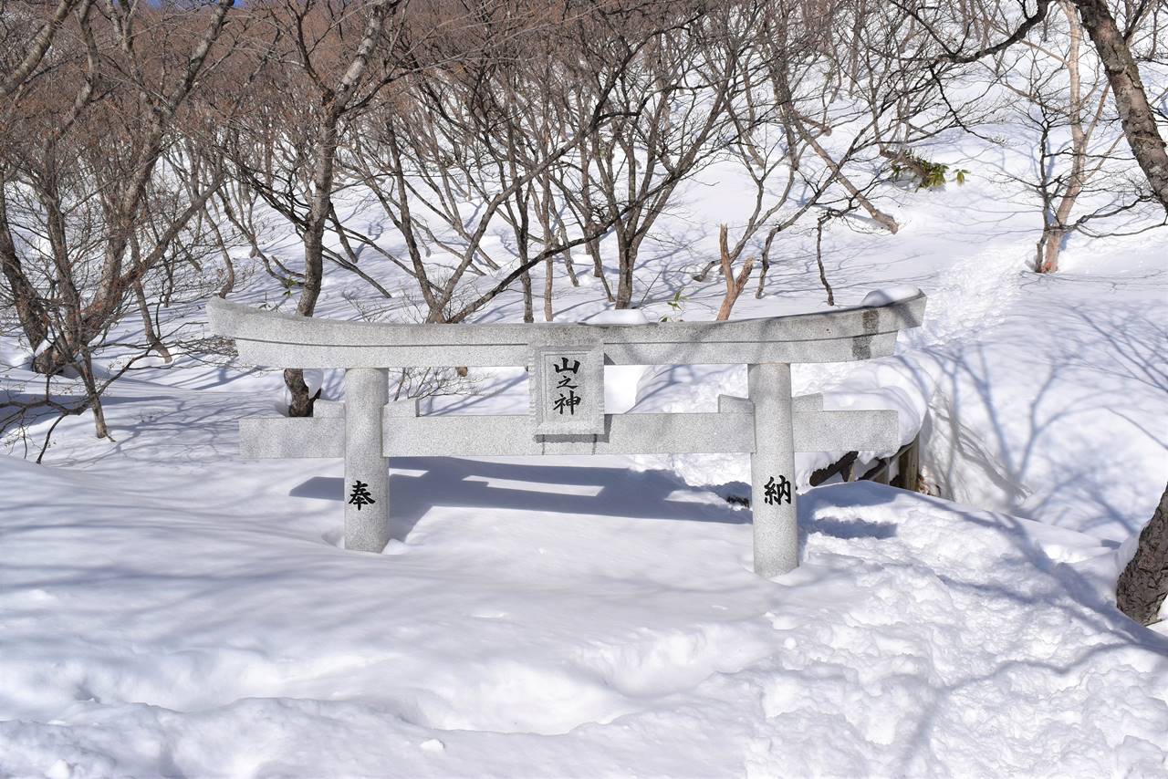 那須岳　雪に埋まった鳥居