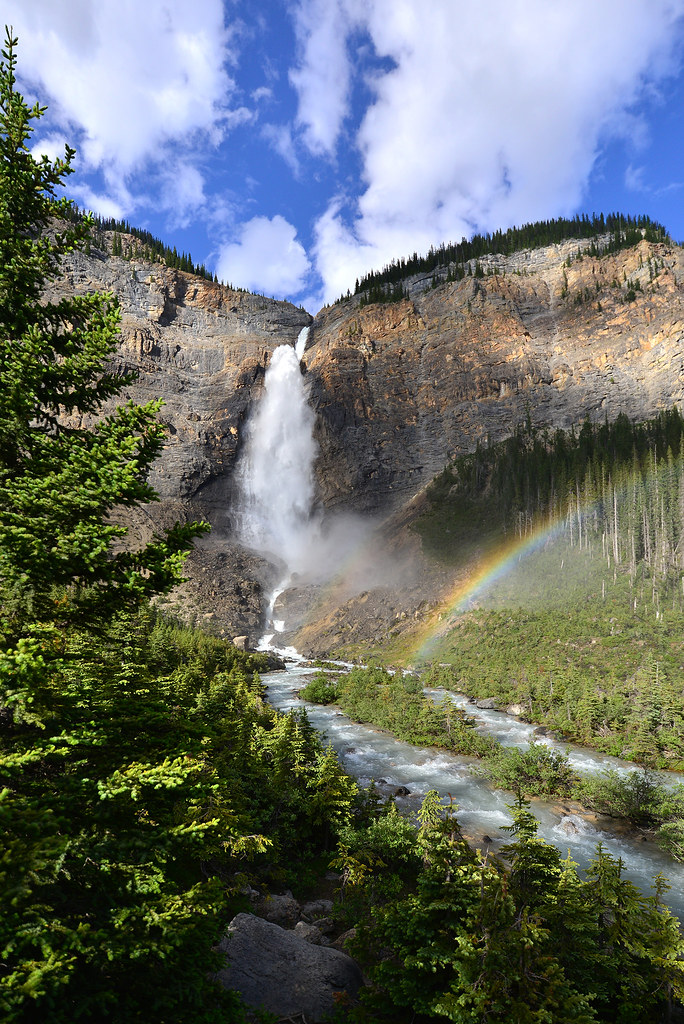 Uno de los sitios más bonitos para ver en Canada, la cascada Takakkaw y su arcoiris