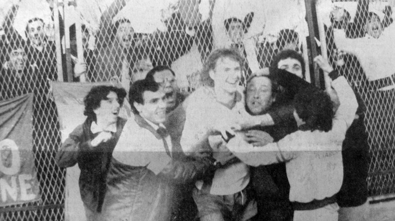 3 gennaio 1982, Catania-Palermo 3-1: Cantarutti esulta con i tifosi rossazzurri (Foto: Tutto il Catania minuto per minuto)