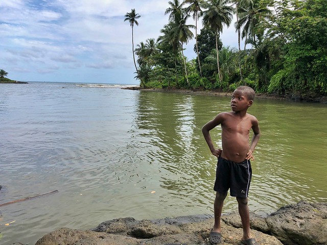 Niño en Praia Pesqueira (Santo Tomé y Príncipe)
