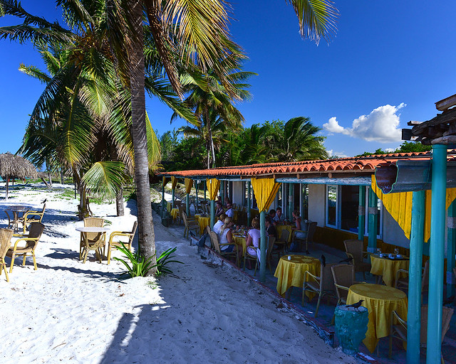 Restaurante del hotel de Cayo Levisa junto al mar