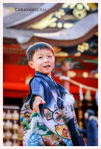 六所神社（愛知県岡崎市）で七五三写真の出張撮影　5才の男の子の和装（羽織袴）の自然な姿をロケーション撮影