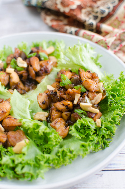 Cashew Chicken Lettuce Wraps - delicious healthy dinner recipe! Lettuce Wraps filled with chicken and veggies in a delicious sauce and topped with crunchy cashews. Perfect for healthy meal prep!