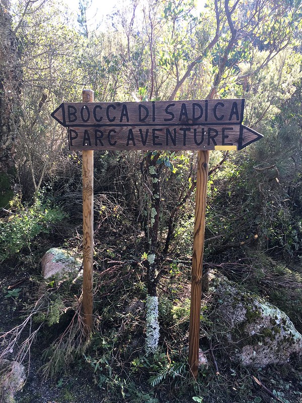 Panneau de la source à l'embranchement avec la montée à Bocca di Sadica