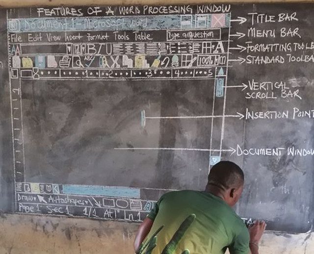 Негр из Ганы учит детей MS Word