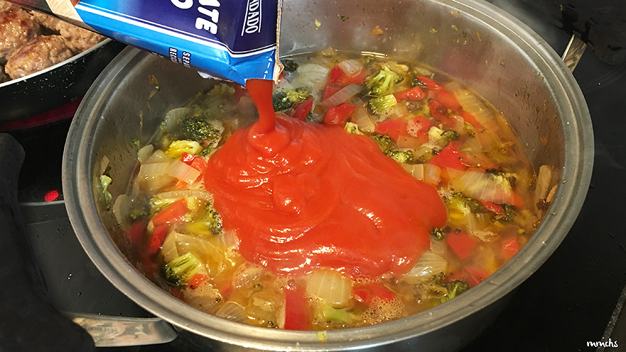 albóndigas en salsa con verduras