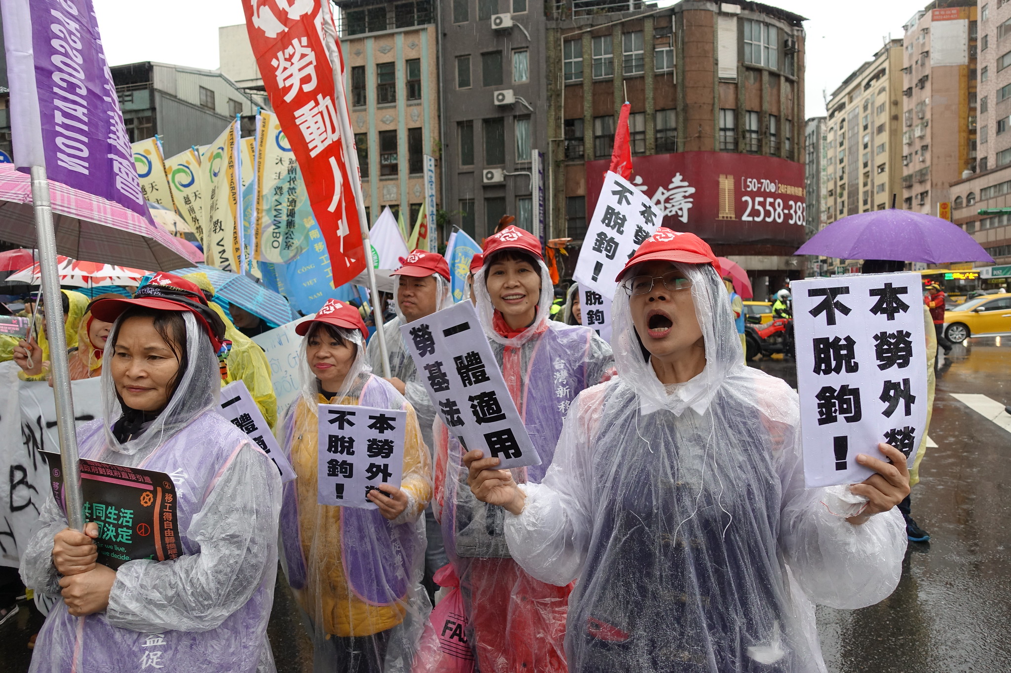 台灣勞團也高呼「本外勞薪資不脫鉤」。（攝影：張智琦）