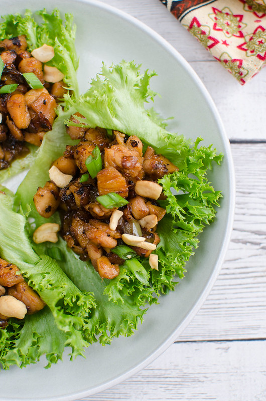 Cashew Chicken Lettuce Wraps - delicious healthy dinner recipe! Lettuce Wraps filled with chicken and veggies in a delicious sauce and topped with crunchy cashews. Perfect for healthy meal prep!