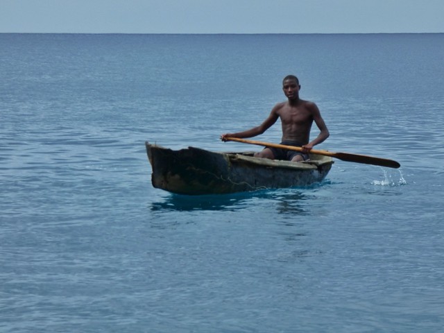 Pescador en canoa en Santo Tomé y Príncipe