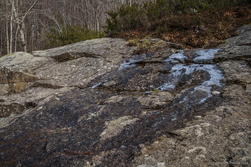 Corriente de agua sobre una roca