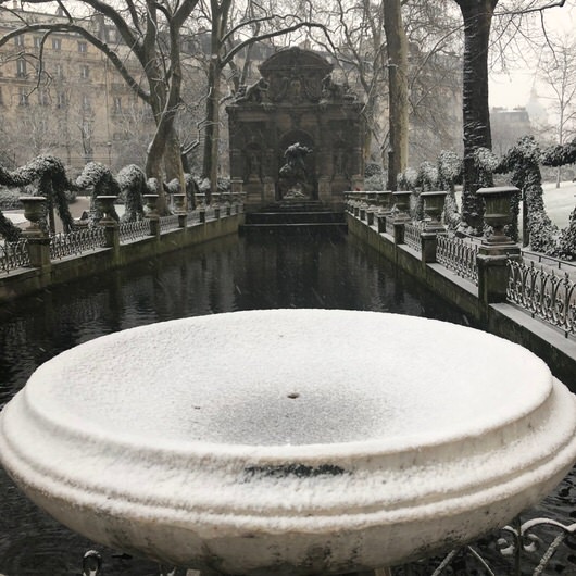 Le Jardin du Luxembourg sous la neige, près des Hôtels Paris Rive Gauche - réservez sur notre site web pour le meilleur tarif garanti et un welcome drink offert à l'arrivée !