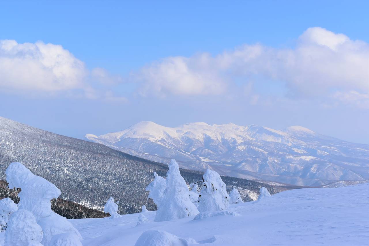 西大巓から眺める雪の安達太良山