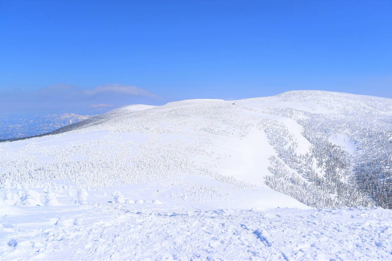 西大巓から眺める雪の稜線と西吾妻山
