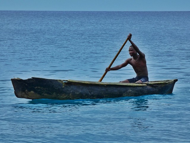 Pescador en canoa en Santo Tomé y Príncipe