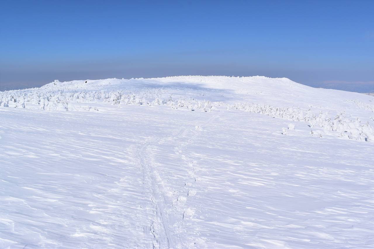 冬の西吾妻山　天狗岩方面の稜線