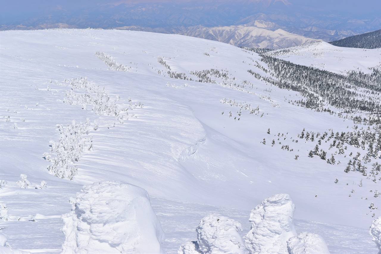 冬の西吾妻山　巨大な雪庇