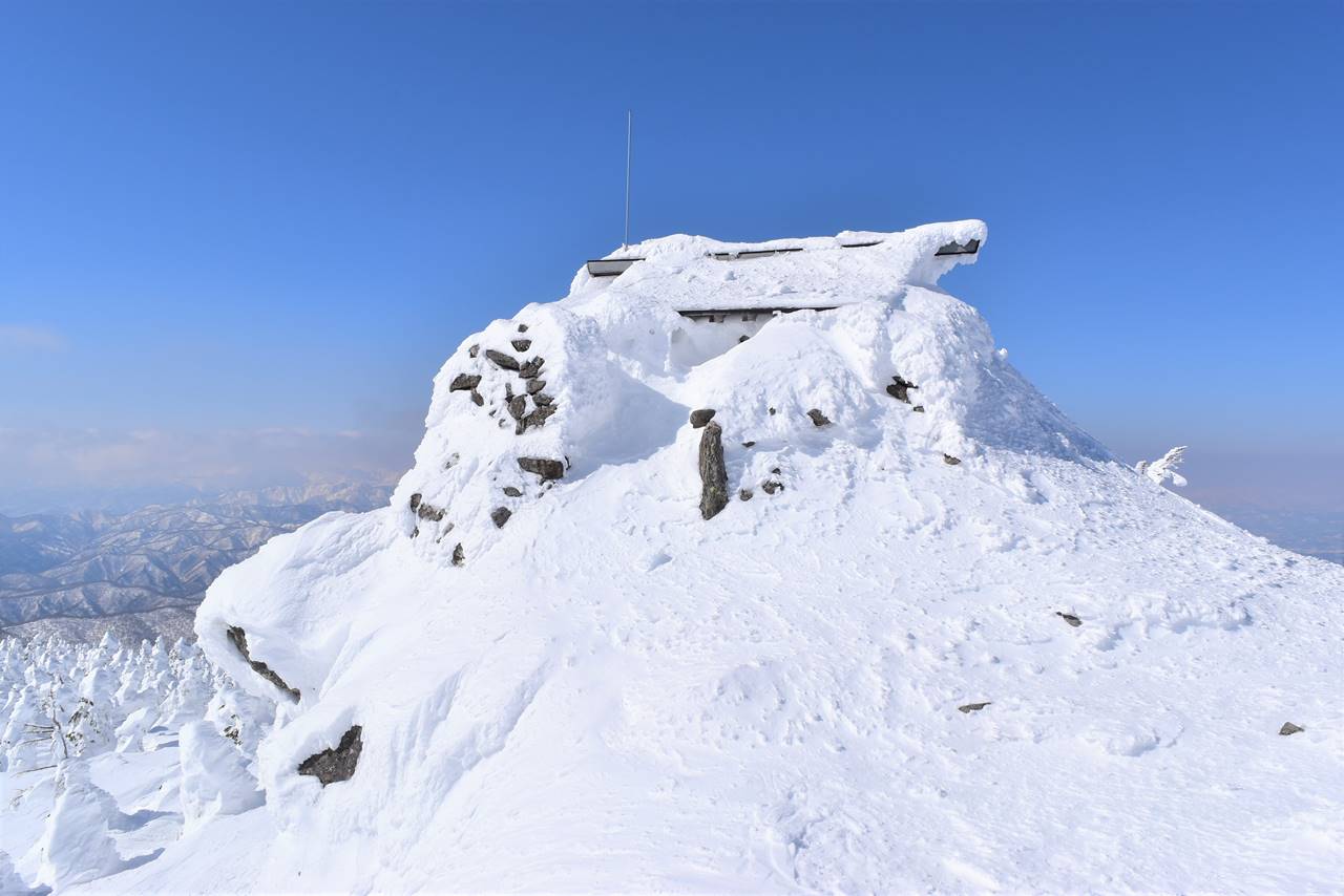 雪に覆われた吾妻神社