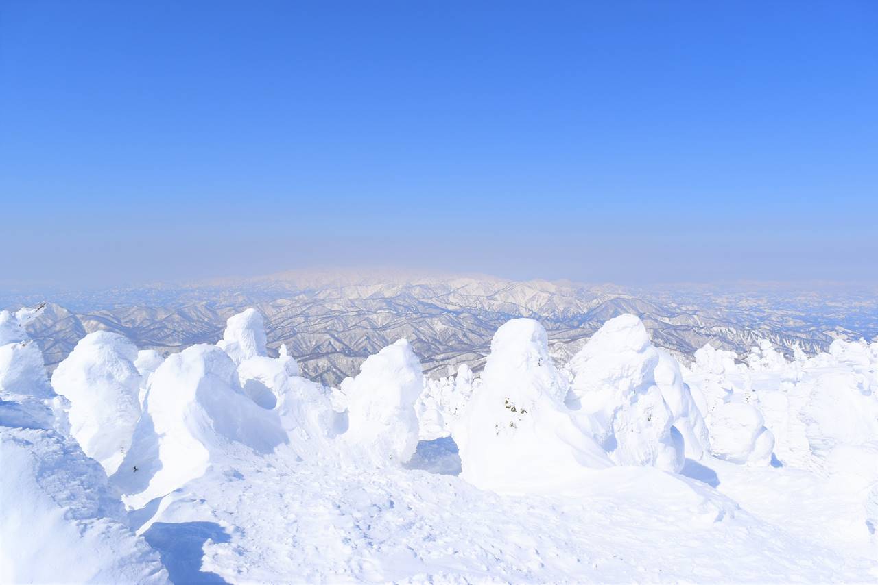 西大巓から眺める冬の朝日連峰