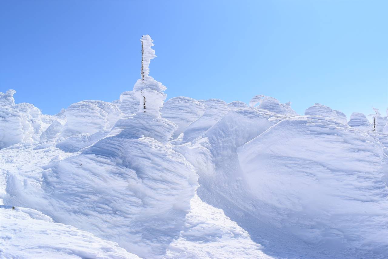 冬の西吾妻山山頂の雪のモニュメント
