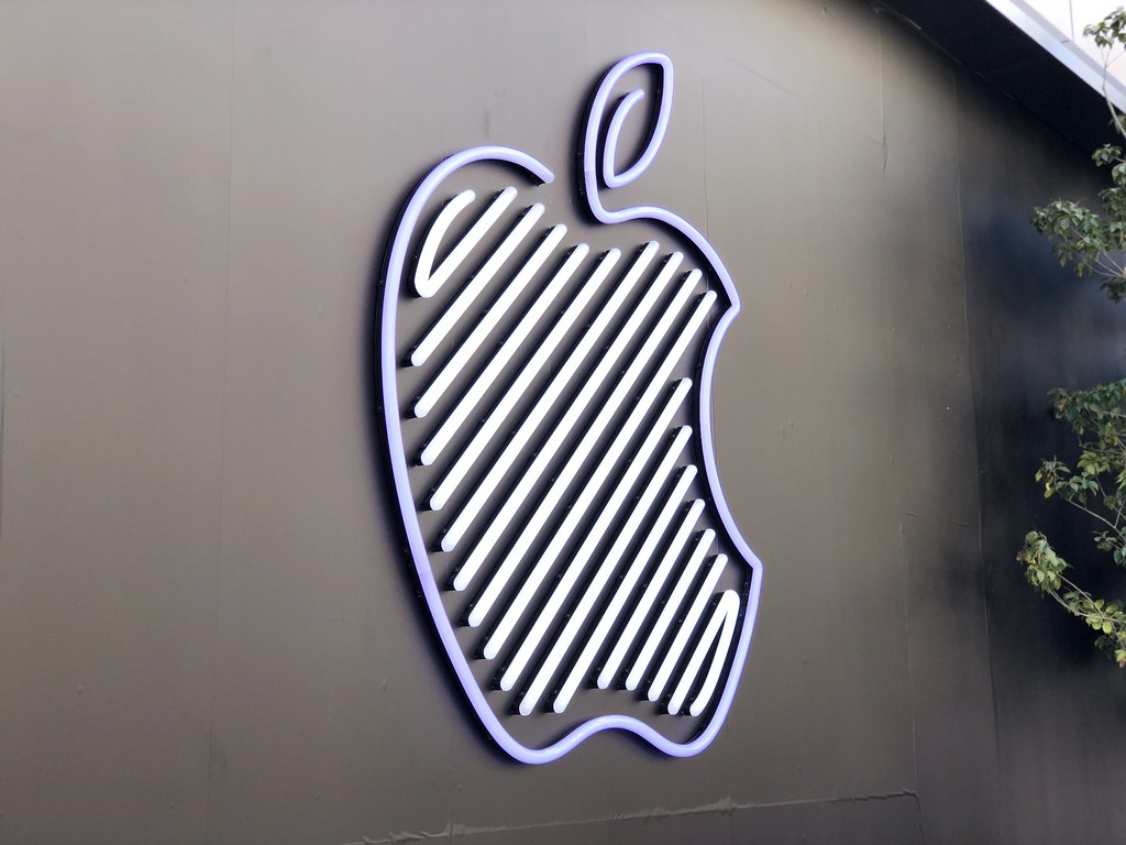 Apple新宿のネオンロゴ