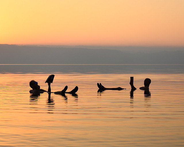 Fotografías en el Mar Muerto leyendo