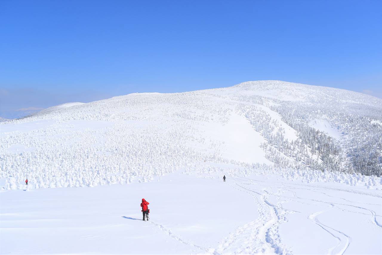 冬の西吾妻山　広大な雪の稜線