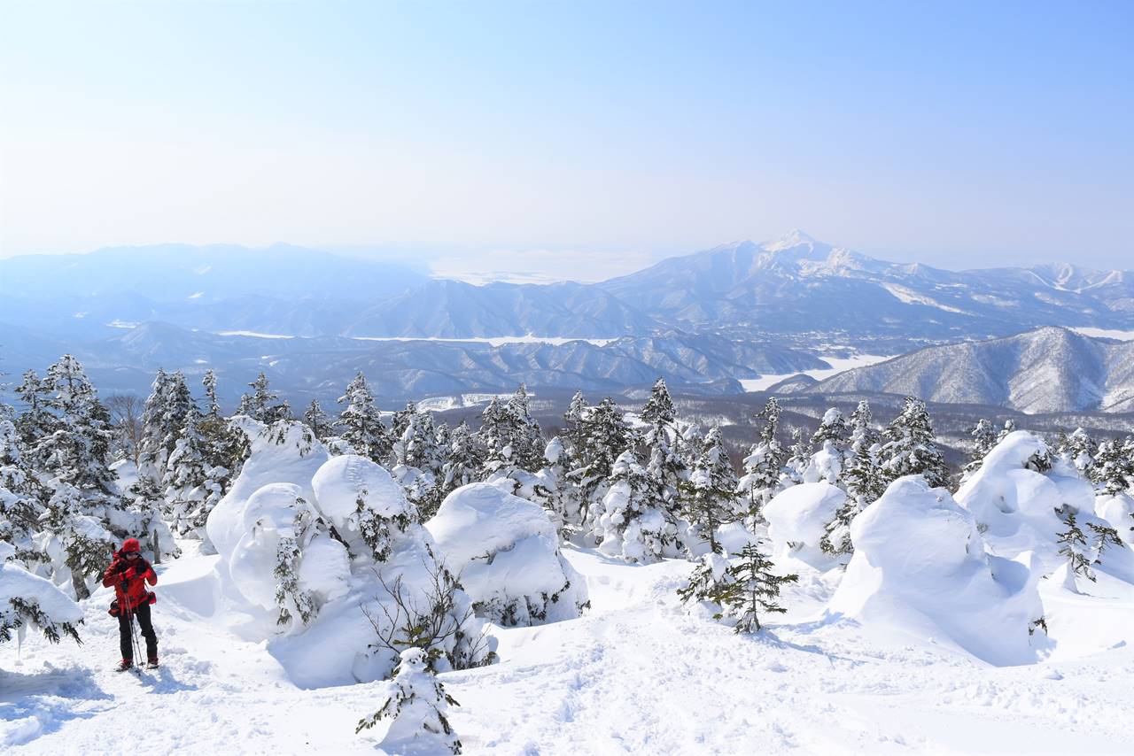 冬の西吾妻山登山道から眺める磐梯山