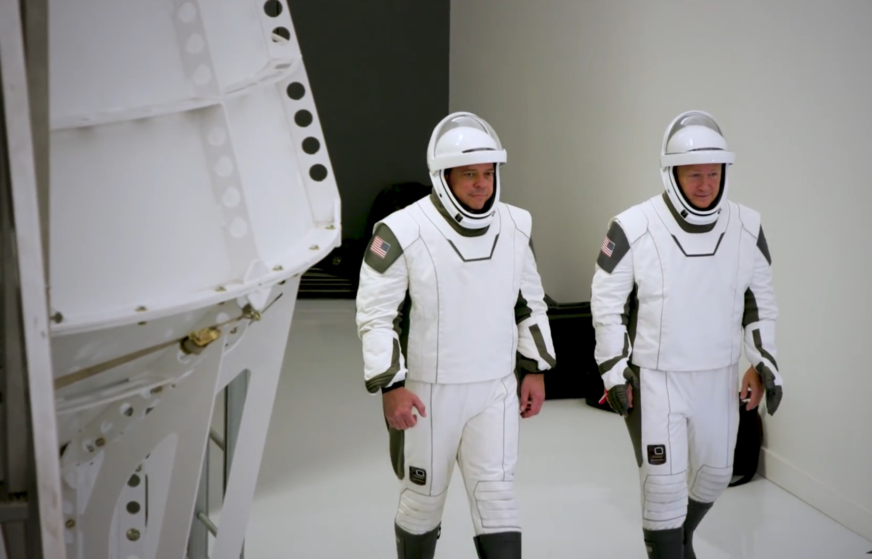 Los astronautas en sus trajes de actividades intravehiculares