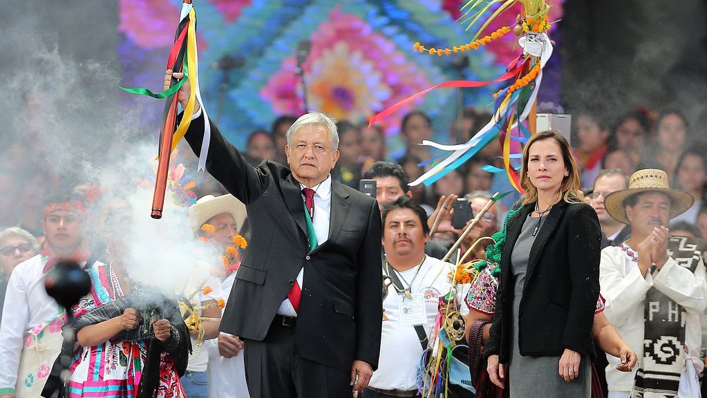 歐布拉多於週六總統就職典禮上接受原住民淨身儀式。（圖片來源：Manuel Velasquez / Getty Images）