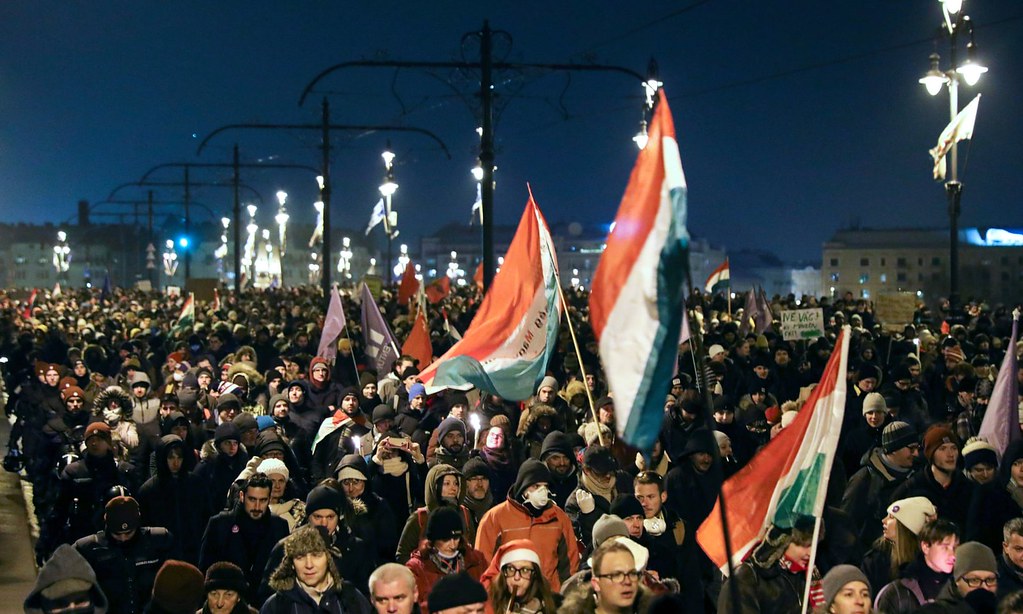 匈牙利首都布達佩斯週日出現反政府示威人潮。（圖片來源：Balázs Mohai/EPA）