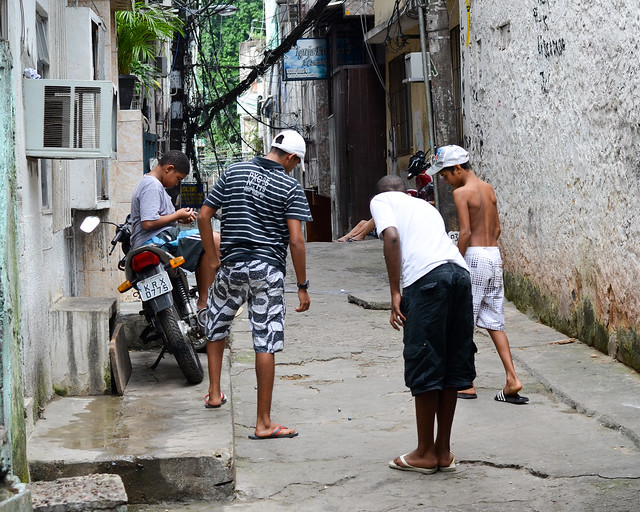 Calles de la favela Rocinha con chavales jugando en ella
