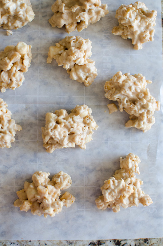 Crockpot Crunchy Drop Cookies - Cap'n Crunch, Rice Krispies, and marshmallows coated in a peanut butter white chocolate! No bake and so simple! These are perfect for kids who want to help with Christmas cookies. 
